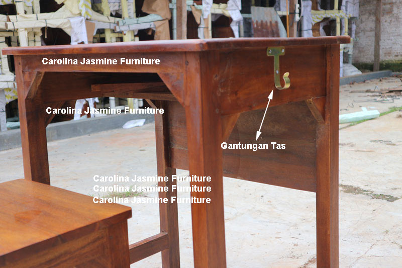 meja sekolah Meja sekolah dengan gantungan tas